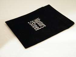 Fluelen geschenk zakje, zwart met klittenband, ca 16 x 20cm