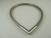 Flexibele necklace with V shaped magnetic closure